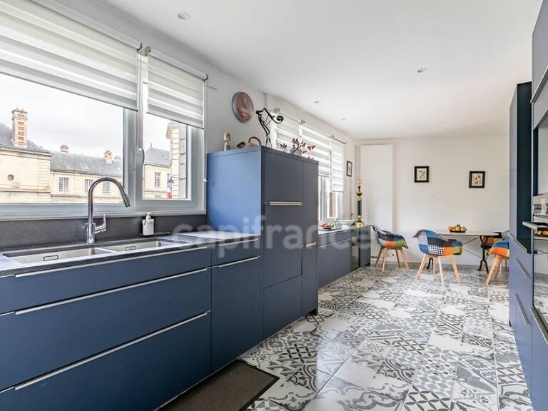 Maison à vendre 5 pièces SOISSONS(02) cœur du centre-ville – 223 m2 habitables – 4 chambres – 3 salles d’eau - sous-sol- 3 garages - terrain 554m2- Aucuns travaux- DPE D — photo 1