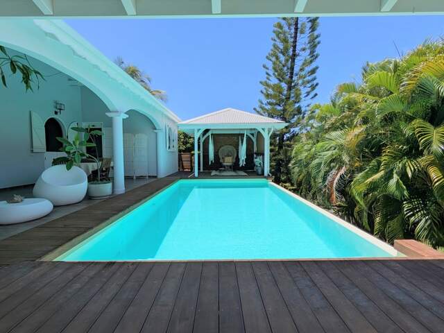 Superbe villa ambiance balinaise avec piscine garage en sous-sol et atelier — photo du bien