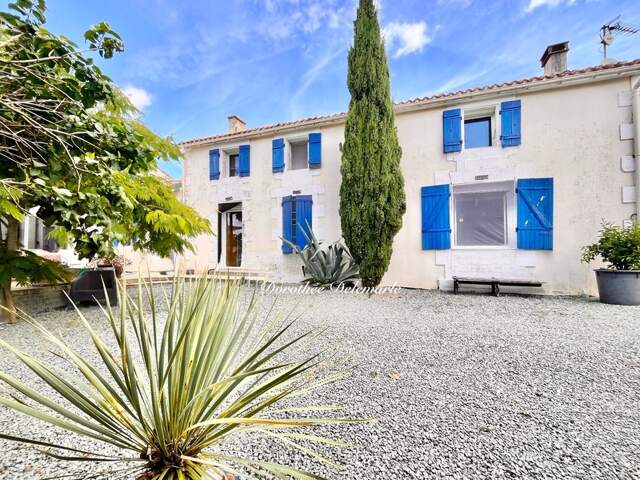 Maison à vendre 8 pièces MIGRE (17) Ensemble immobilier de charme avec gîte indépendant, dépendances et vue campagne – Migré — photo du bien