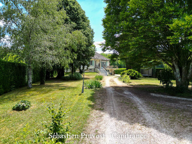 Saint-Front-la-Rivière (24) Maison à vendre 5 pièces, beaux volumes, lumineux, sou-sol aménagé, terrain 2194m2, 2chambres, studio et atelier — photo du bien