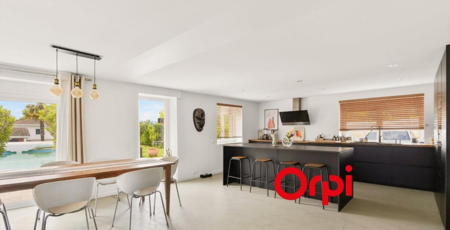 Rare à Brignais : Volume XXL de 270 m² avec piscine – Le cocon familial idéal — photo 1
