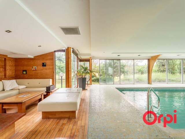Superbe maison familiale - 4 chambres - grand terrain - piscine intérieure et hammam - garages — photo du bien