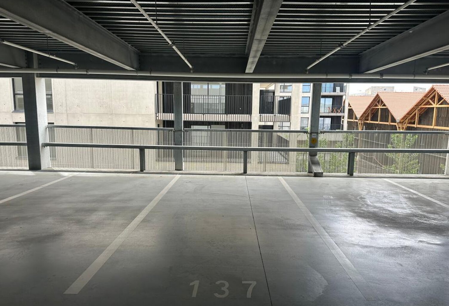 BORDEAUX - Quai de Brazza Parking À Louer — photo 1