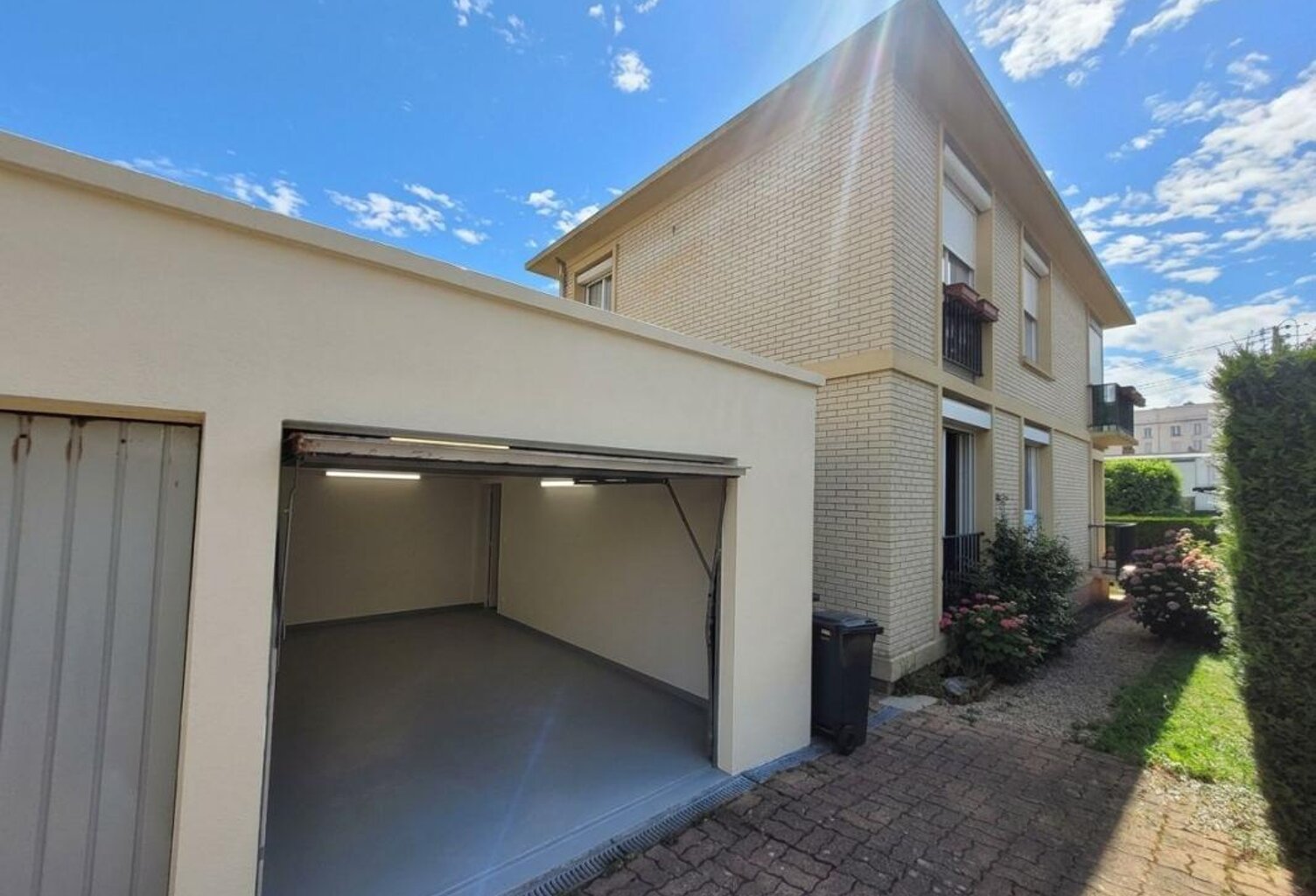 Appartement À Vendre en RDC surélevé sur terrain fermé avec balcon et garage exposé au sud — photo 1
