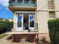 Appartement À Vendre en RDC surélevé sur terrain fermé avec balcon et garage exposé au sud — photo 2