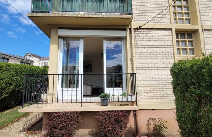 Appartement À Vendre en RDC surélevé sur terrain fermé avec balcon et garage exposé au sud — photo 2
