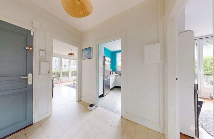 Appartement À Vendre en RDC surélevé sur terrain fermé avec balcon et garage exposé au sud — photo 3