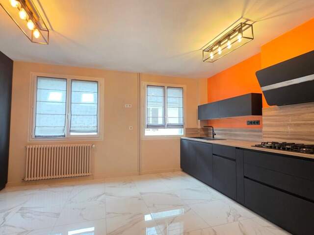 BOURGES CENTRE MAISON DE 171M² 6 PIECES 5 CHAMBRES — photo du bien