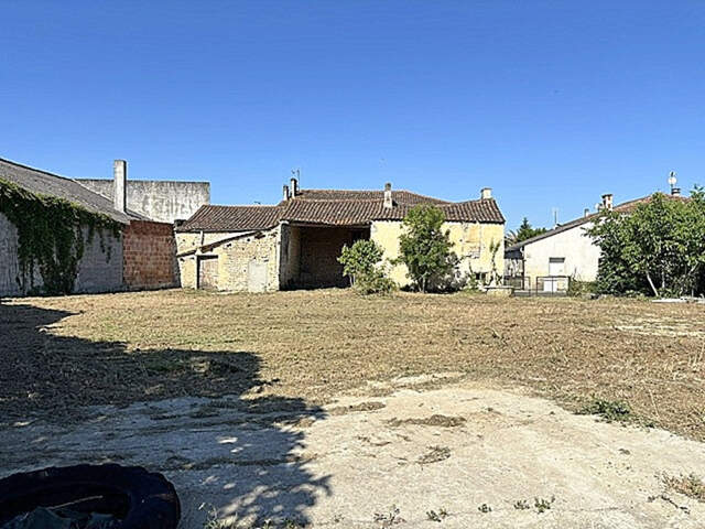 Maison de village à réhabiliter avec terrain constructible 420 m2 — photo du bien