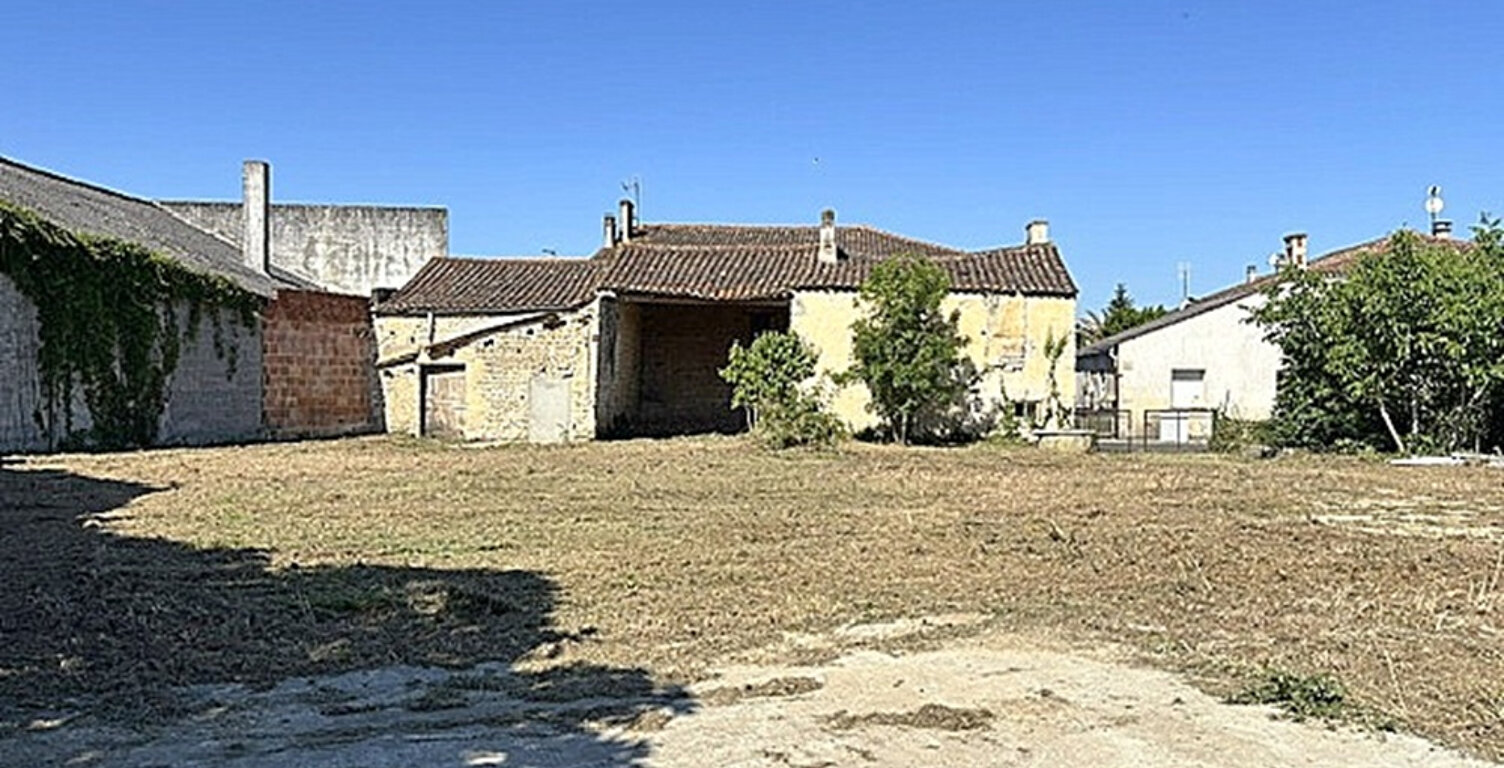Maison de village à réhabiliter avec terrain constructible 420 m2 — photo 1