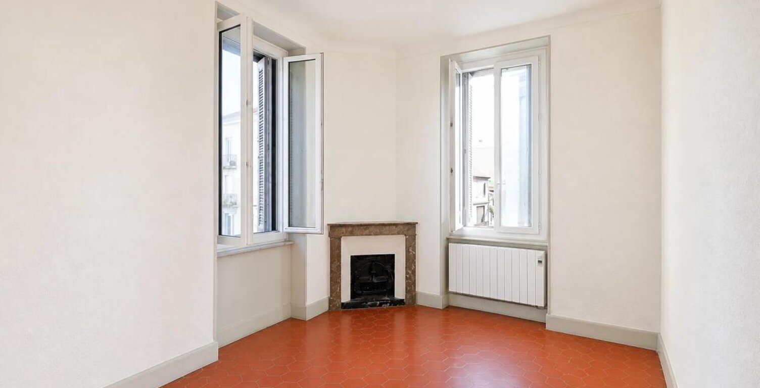 Immeuble de 5 lots et 2 locaux commerciaux 301 m² à Alès — photo 1