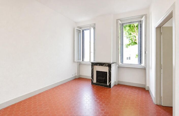 Immeuble de 5 lots et 2 locaux commerciaux 301 m² à Alès — photo 2