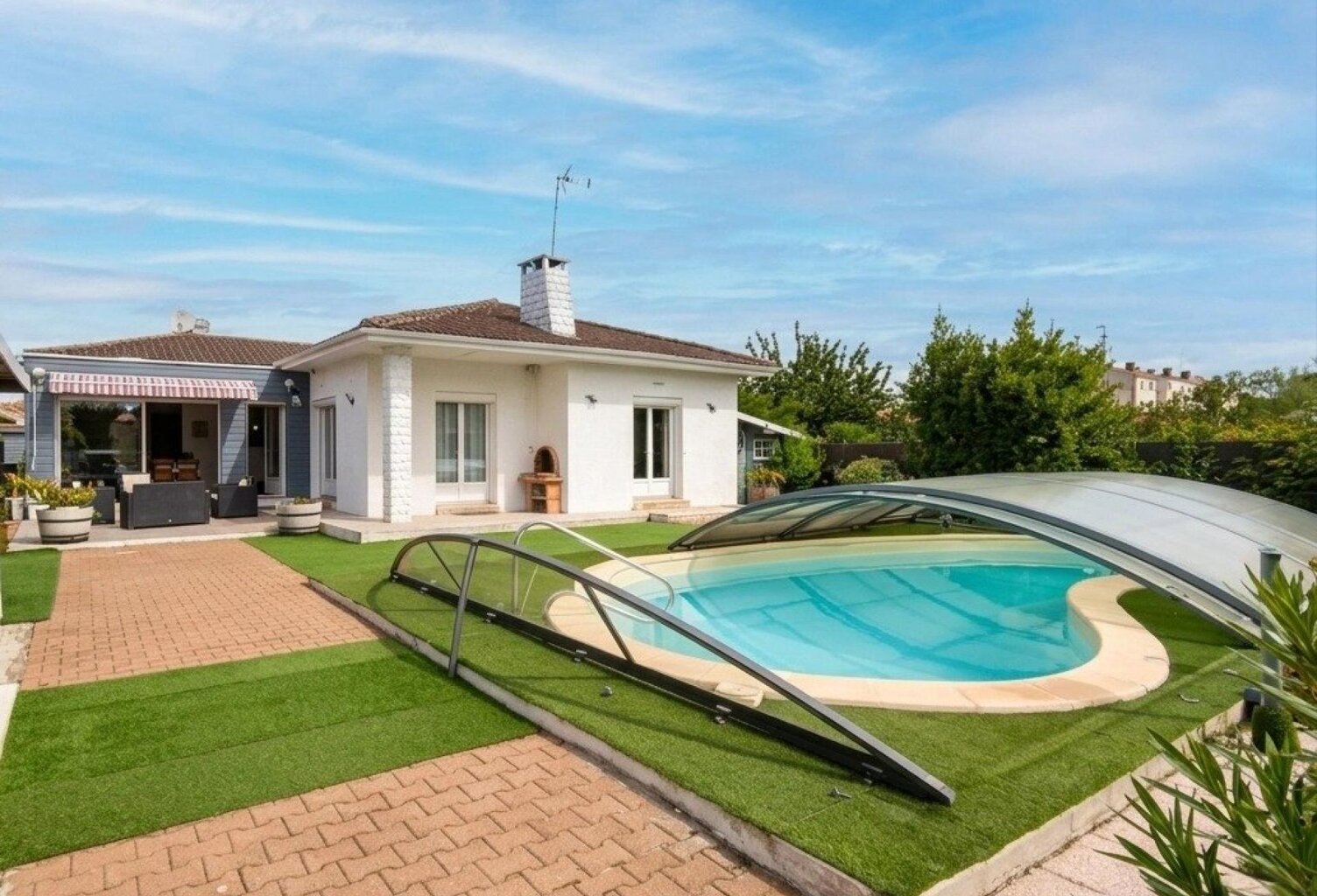 Coup de coeur à Rochefort ! Superbe maison avec piscine et extension contemporaine. — photo 1