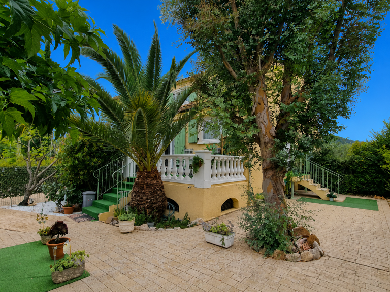VAR (83) - À VENDRE - VIDAUBAN - Villa Triplex avec 3 chambr — photo 1