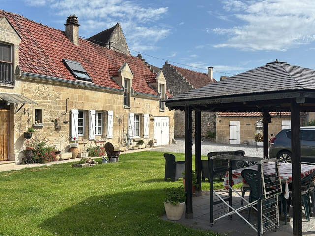 MAISON FAMILIALE AVEC DEPENDANCES — photo du bien
