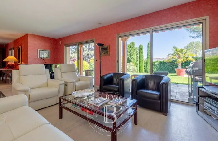 Collonges  au Mont d'Or- Maison familiale de 220m² - 4 chambres- Garage double-Terrain 2361m² — photo 4