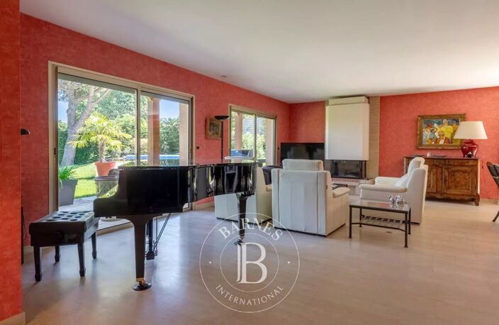 Collonges  au Mont d'Or- Maison familiale de 220m² - 4 chambres- Garage double-Terrain 2361m² — photo 5