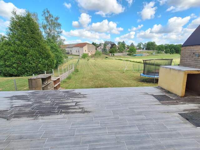 Maison spacieuse avec un bel espace extérieur — photo du bien