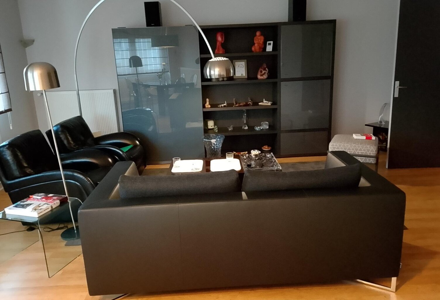 Très bel appartement spacieux situé en centre ville proche de tous les  commerces de proximité, de la correspondance des bus et de la gare SNCF et du cinéma. Face à une église classée jouxtant la place d'un joli marché coles, du cinéma du cinéma — photo 1