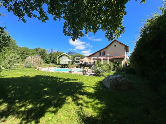 Maison pleine de charme sans vis à vis avec un terrain attenant de 7740 mètres. — photo du bien