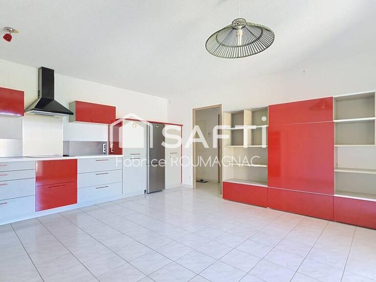 Appartement de 60 m² avec terrasse, deux places de parking couverte et cellier. — photo 1