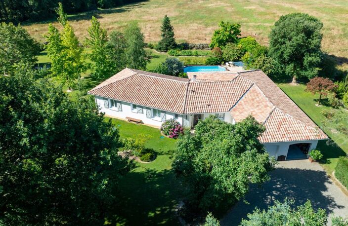 VILLA PLAIN-PIEDS DOUBLE GARAGE AVEC PISCINE AU SEL ET TERRAIN CLOS — photo 3