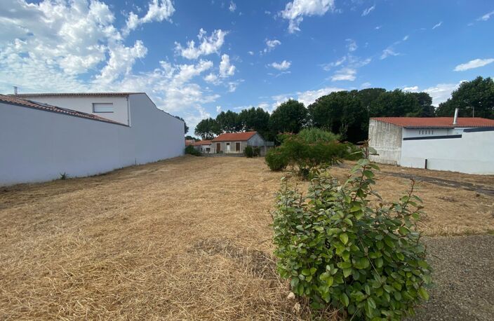 TERRAIN EMPLACEMENT PRIVILEGIE A DEUX PAS DES COMMERCES - DU LITTORAL - DU PARC D'ANGOULINS ! — photo 2