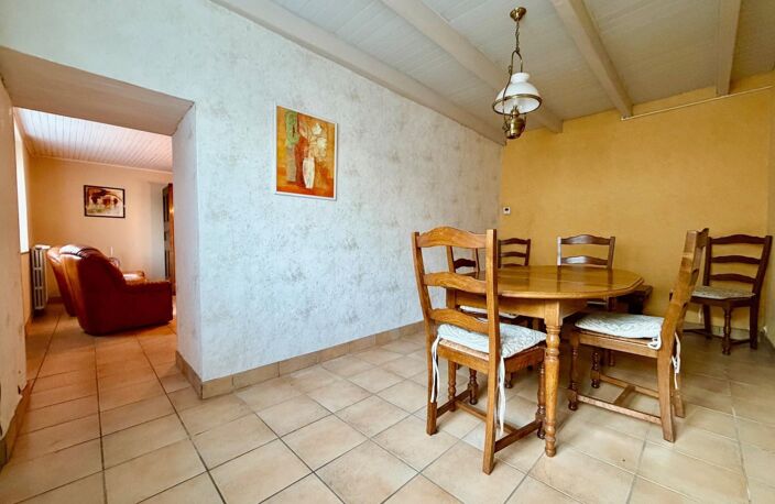 Maison d'habitation avec dépendance en pierre, atelier, sur 1 015 m² de terrain situé en zone constructible. — photo 5