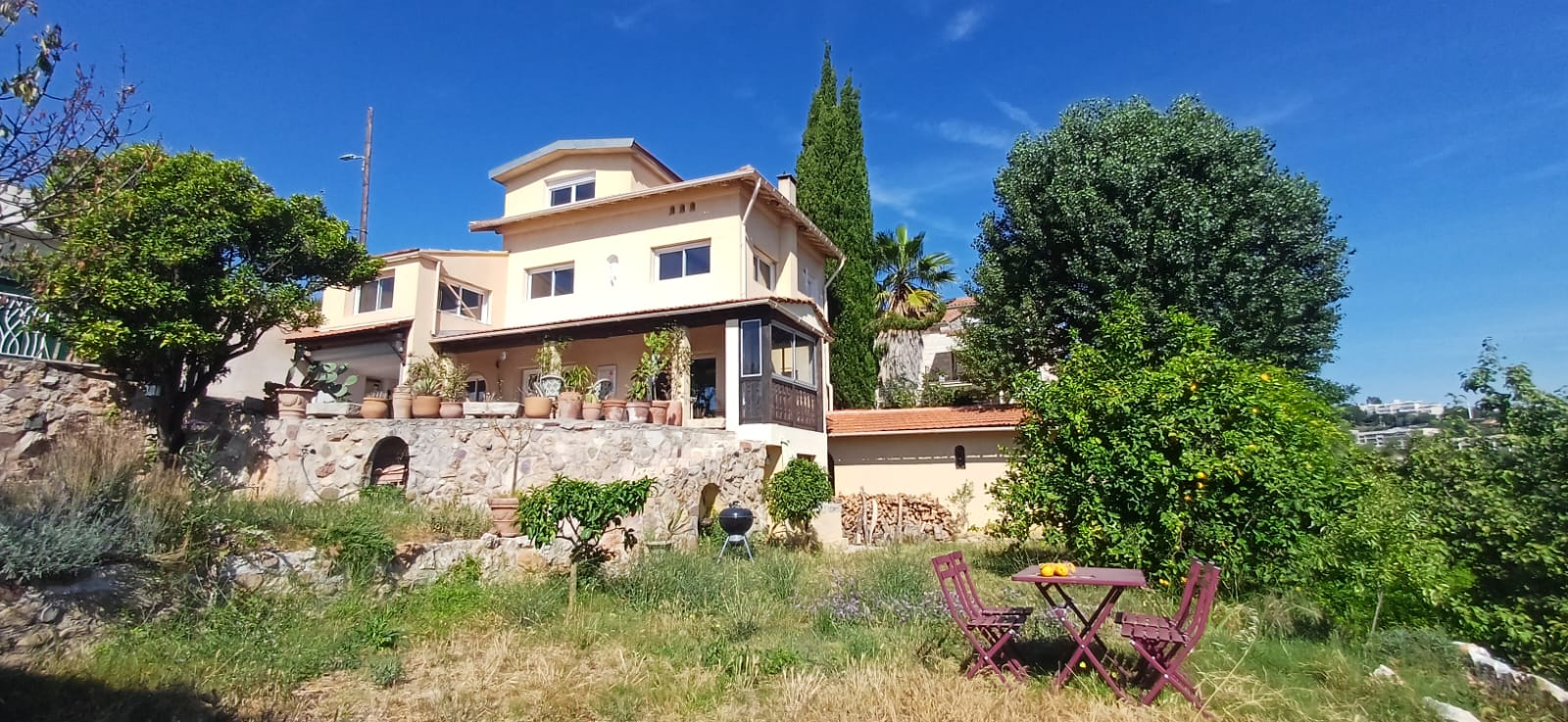 Nice / Lanterne : maison avec vue, terrain, piscine, chapelle ...