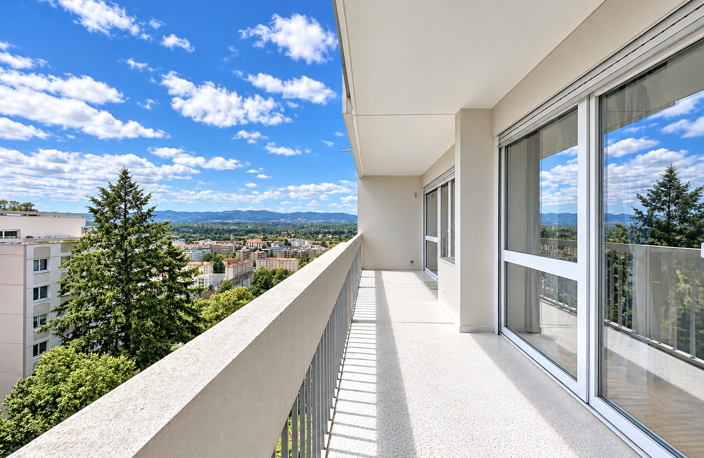 Tassin — résidence avec piscine, T4 au 8ᵉ étage, balcon et vue dégagée — photo 4