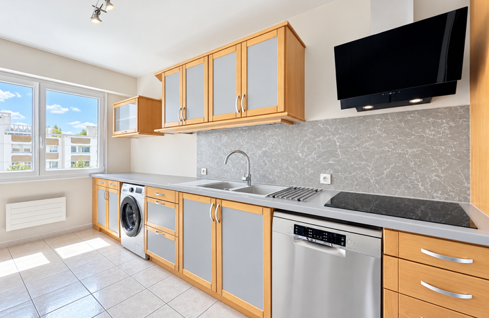 Tassin — résidence avec piscine, T4 au 8ᵉ étage, balcon et vue dégagée — photo 5