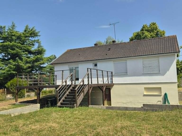 Plusieurs options pour cette demeure, la possibilité d'un appartement ou local indépendant de 35m2 + 160m2 de hangar pour mécanique, entrepôt de stockage, camping car ou autres + un emplacement idéalement situé aux portes de tout Châtellerault... — photo 1