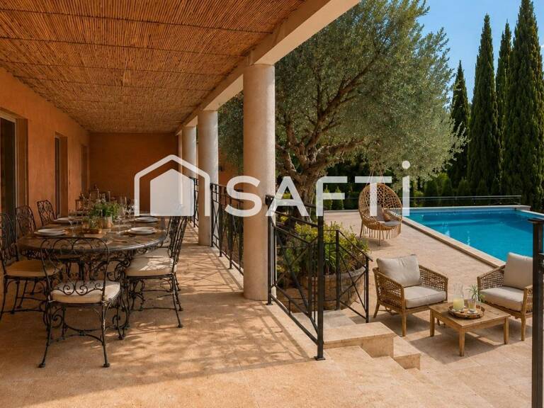 À Pernes-les-Fontaines, découvrez une maison atypique de 186 m² offrant une vue panoramique exceptionnelle ! Un bien plein de caractère, alliant charme, volumes et confort, avec piscine, panneaux solaires et  double garages. Un cadre privilégié pour profiter pleinement de la douceur de vivre provençale. — photo 1