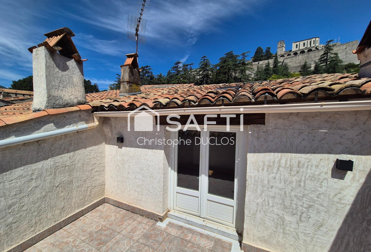 Appartement en duplex avec terrasse et garage non attenant. — photo 1
