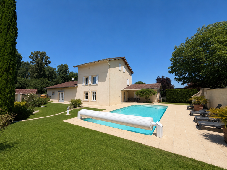 Maison d'exception de 219 m2, deux garages et piscine — photo 1
