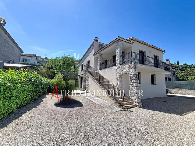 En plein coeur de Cagnes-sur-Mer, au calme, cette villa de styl — photo du bien
