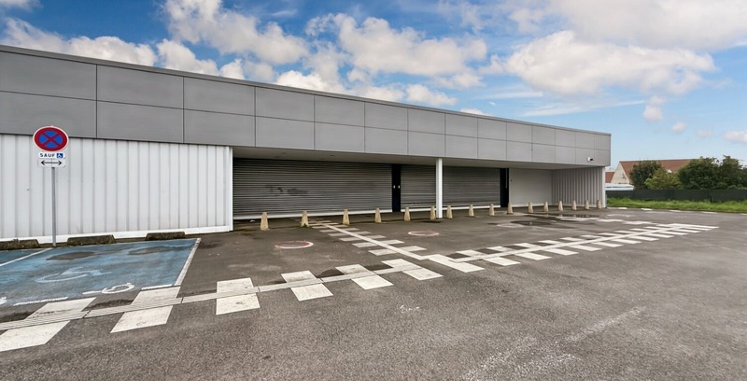 LOCAL COMMERCIAL / RETAIL PARK À LOUER – 1 707 M² EN ZONE COMMERCIALE — photo 1