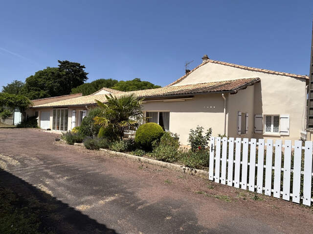 GRANDE MAISON AVEC VASTE SÉJOUR, 3 CHAMBRES, DÉPENDANCES DONT 4 GARAGES, PUITS ET CITERNE SUR 1656 M² — photo du bien
