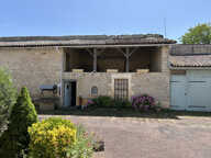 GRANDE MAISON AVEC VASTE SÉJOUR, 3 CHAMBRES, DÉPENDANCES DONT 4 GARAGES, PUITS ET CITERNE SUR 1656 M² — photo 3