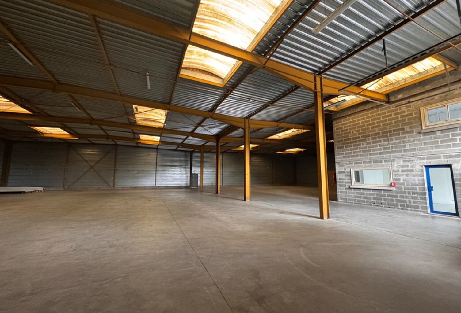 Entrepôt de stockage + bureaux — photo 1