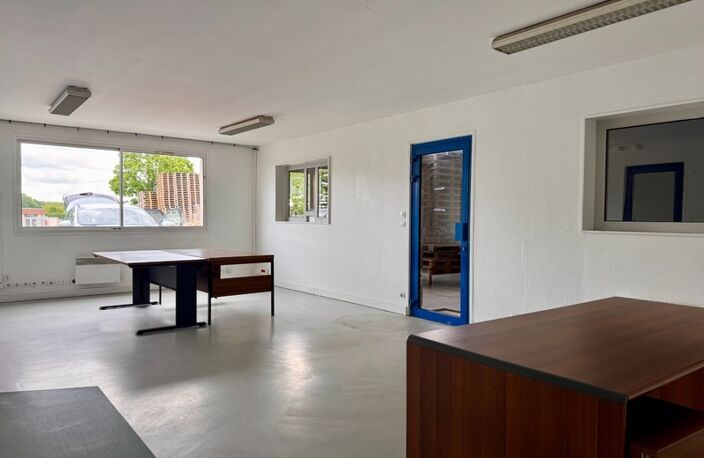Entrepôt de stockage + bureaux — photo 5