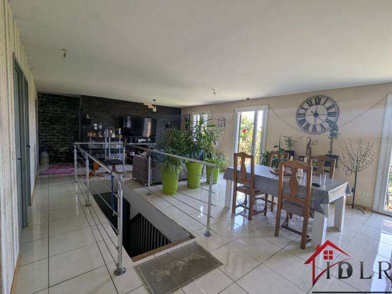 Pavillon sans mitoyenneté sur 1440 m2 à Oyriers — photo 1
