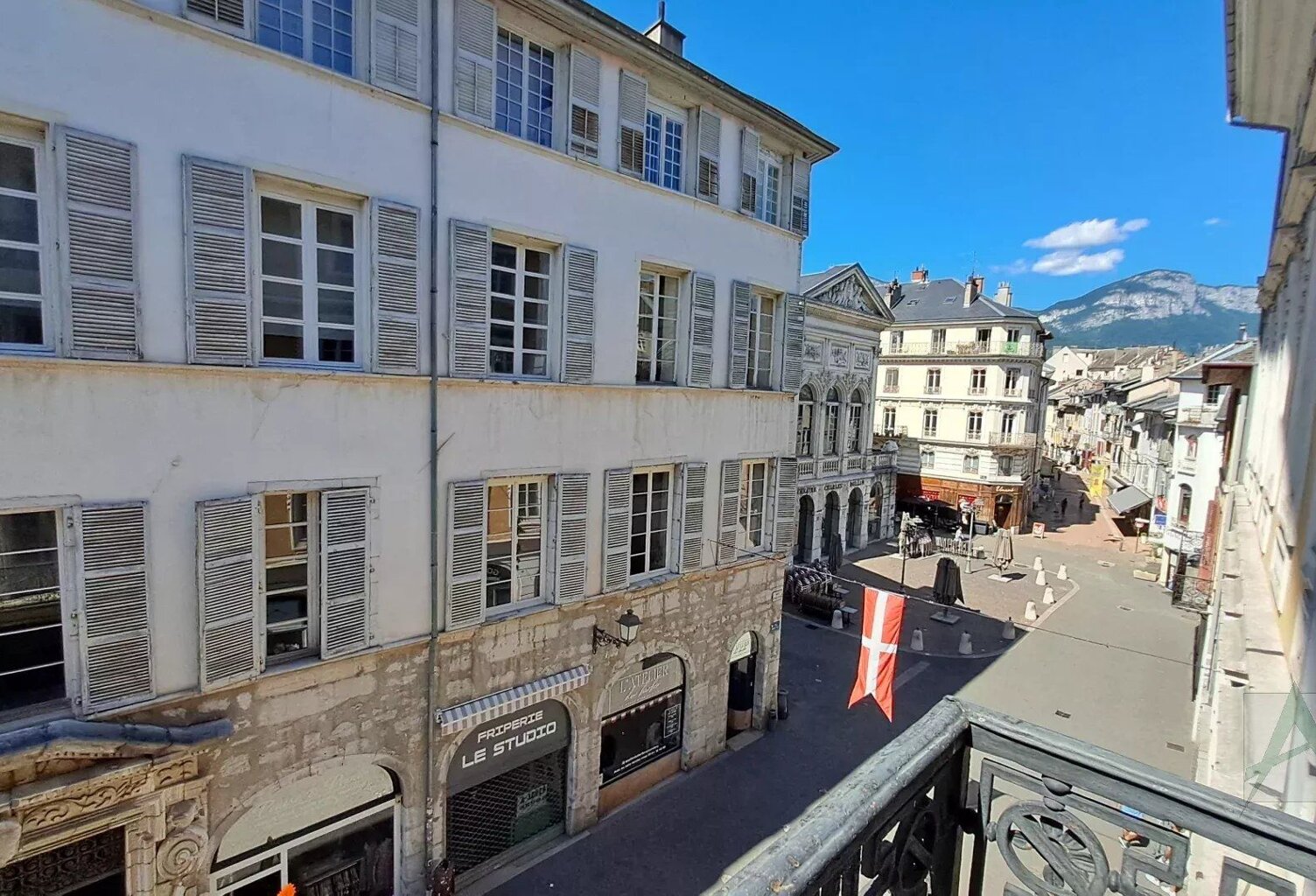 CHAMBERY - Zone piétonne T7 avec balcon et stationnement — photo 1