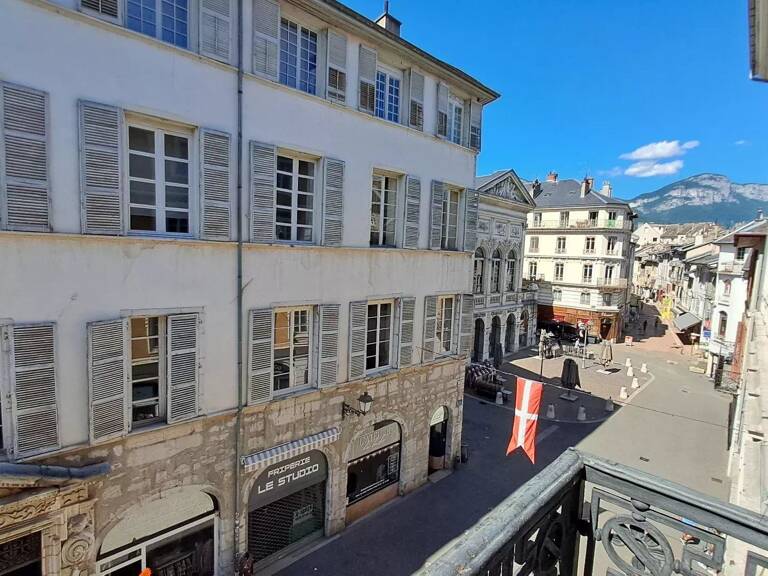 CHAMBERY - Zone piétonne T7 avec balcon et stationnement — photo 1