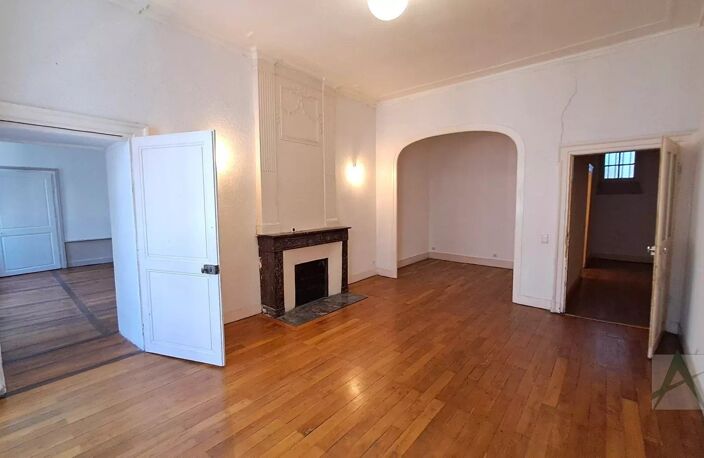 CHAMBERY - Zone piétonne T7 avec balcon et stationnement — photo 3