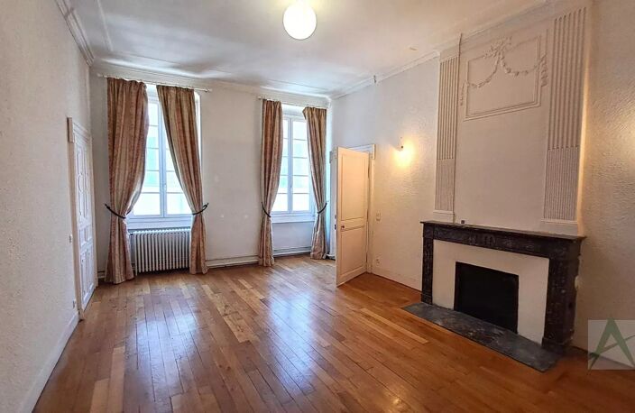 CHAMBERY - Zone piétonne T7 avec balcon et stationnement — photo 4