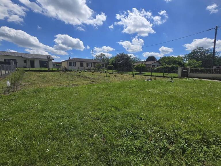 Terrain à bâtir de 575 m² à LAROQUE (33) — photo 1