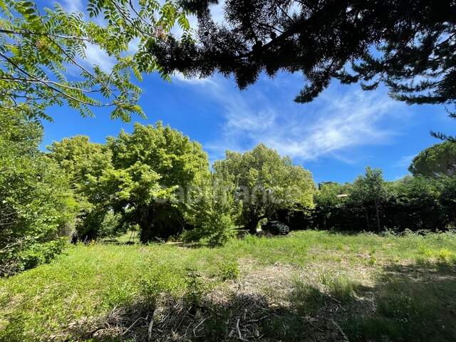 À vendre – Terrain à bâtir de 769 m² à proximité d’Apt (Vaucluse) — photo du bien