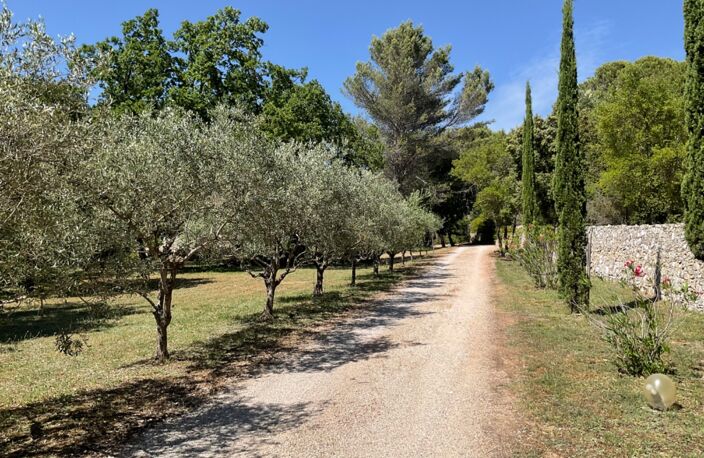 Proprieté  à 20 mns d'Aix en Provence sur la commune de Rognes  380m2 avec 8 chambres — photo 4