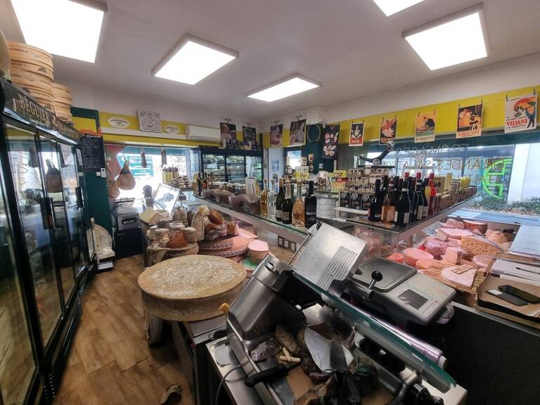 LE CHATEAU D'OLERON (17) A Vendre Fonds commerce Fromages & Salaisons sur 2 emplacements N°1 en cœur de ville — photo 1